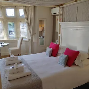 The House Boutique - In-room Breakfast - Free Parking Frühstückspension